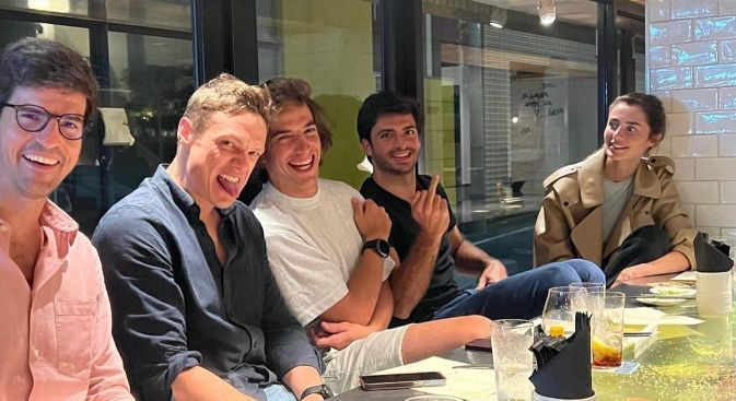  Carlos Sainz y Rebecca Donadlson en una comida 'de pilotos' (@pierregasly)