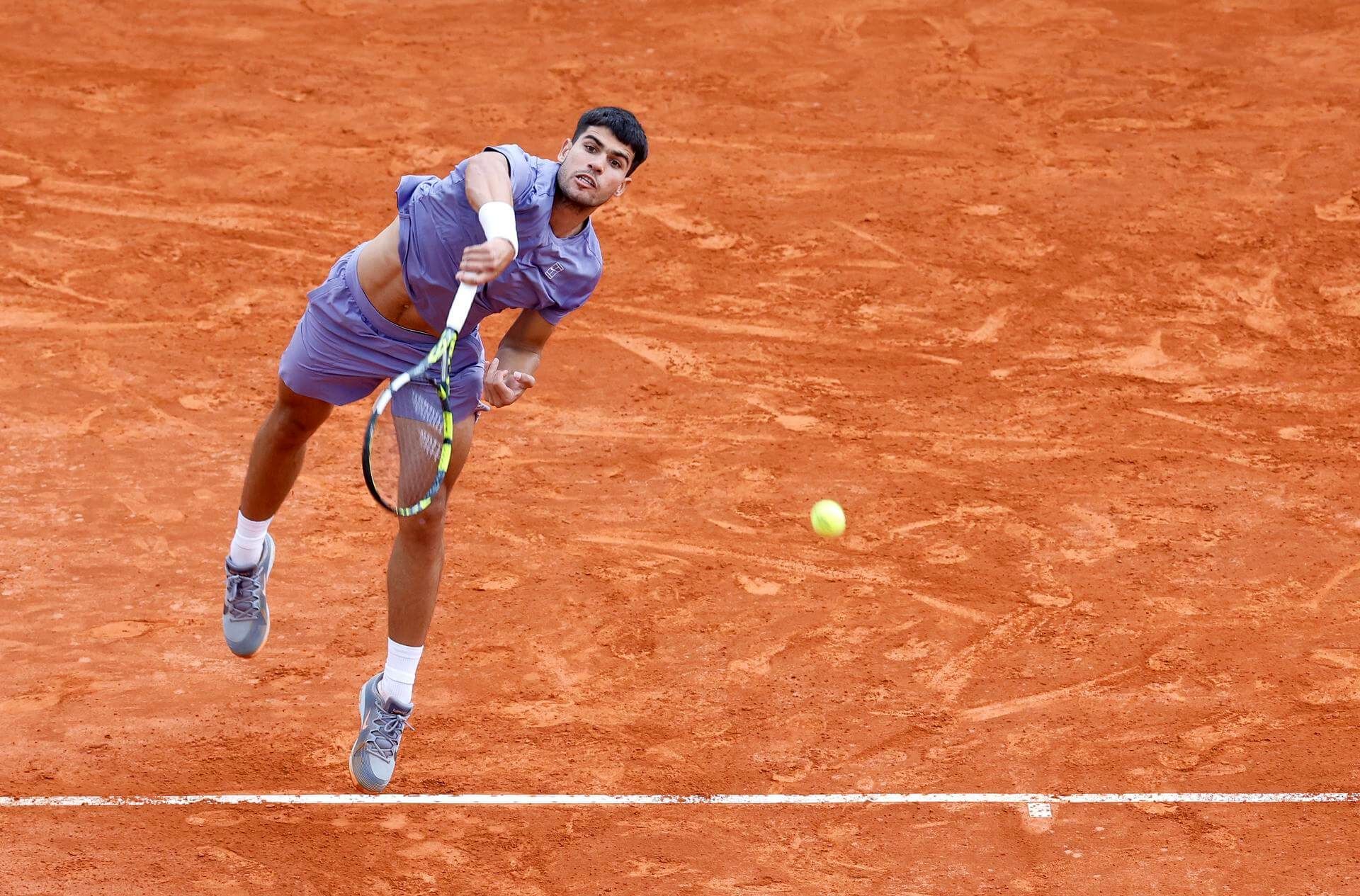  Carlos Alcaraz devuelve un punto a Cerundolo en Montecarlo (FOTO: EFE).