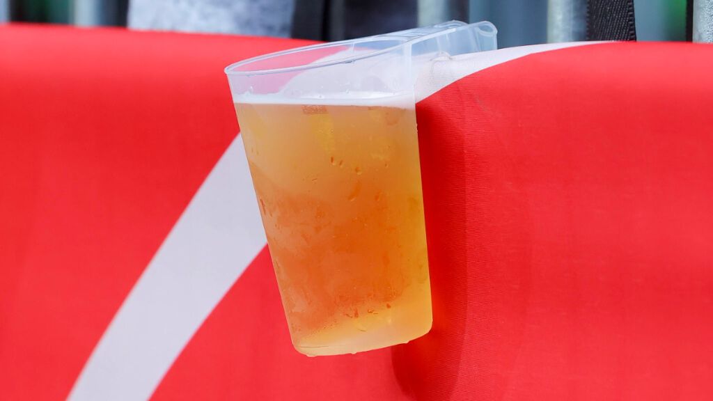  Jarra de cerveza en las gradas de un campo de fútbol