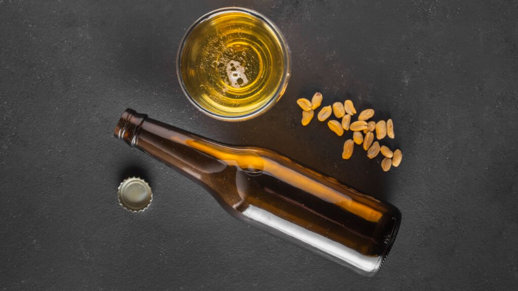  Botellín, vaso de cerveza y frutos secos