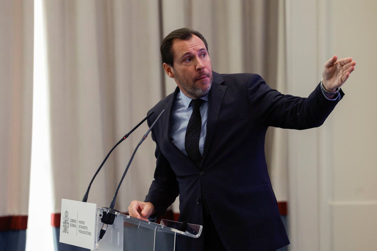  Óscar Puente, ministro de Transportes, gestiona la crisis de la DANA.