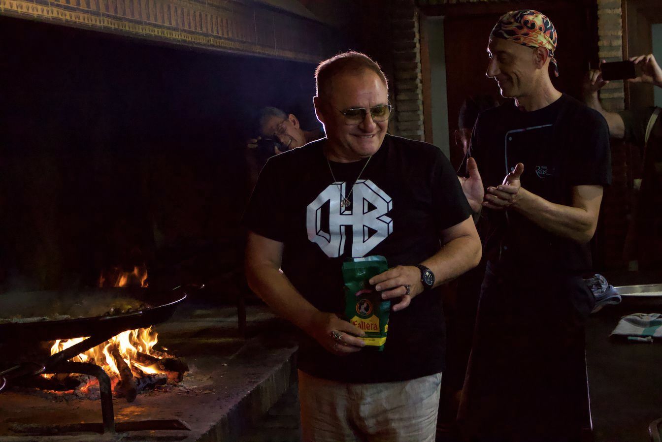  Chimo Bayo crea el himno oficial de la paella.