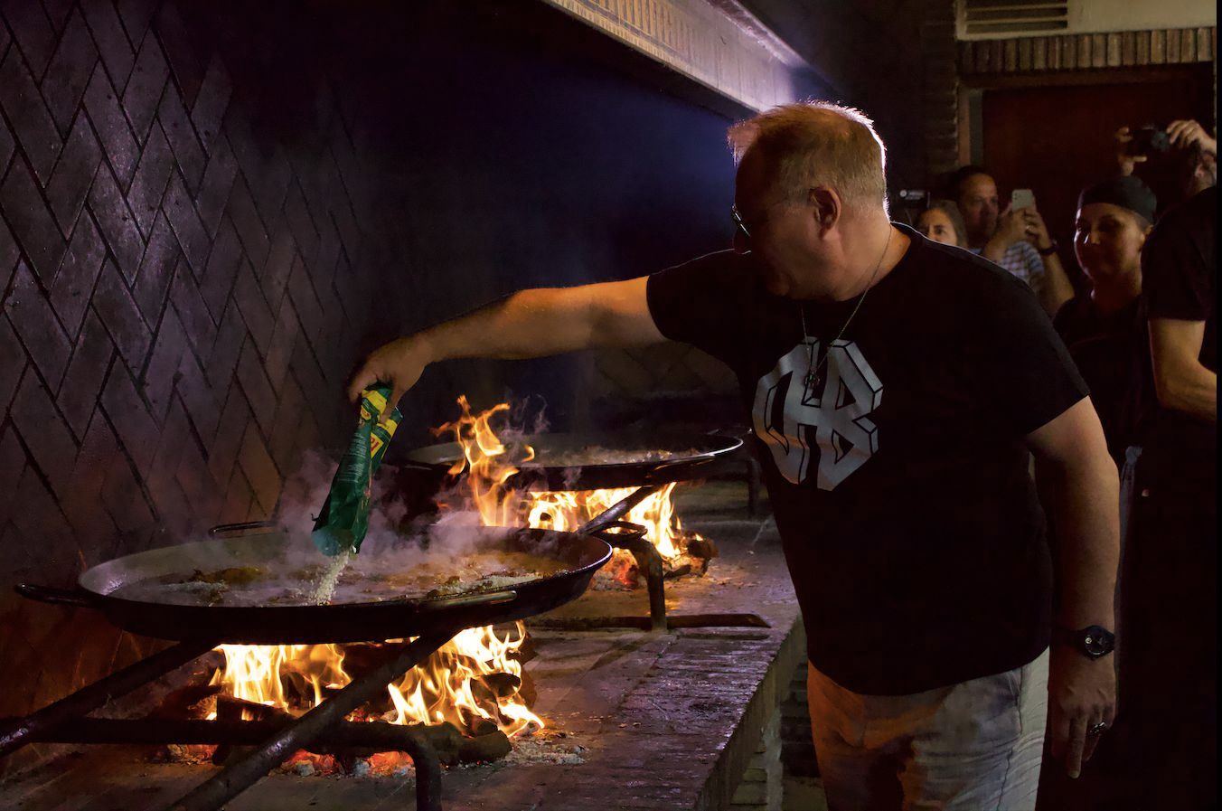  Chimo Bayo crea el himno oficial de la paella.