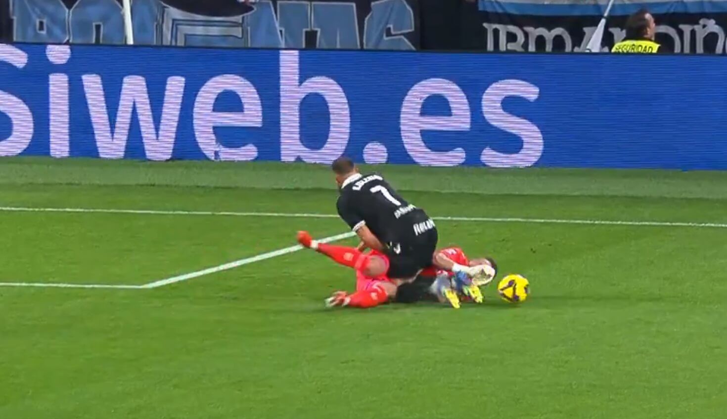 Choque entre Borja Iglesias y Jasper Cillessen.