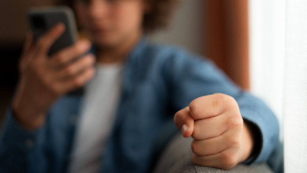  Menor con signos de enfado mientras está con el móvil
