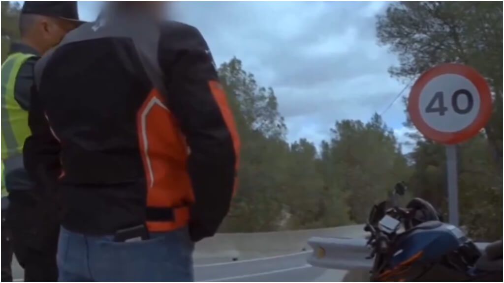 El motorista, con los agentes.