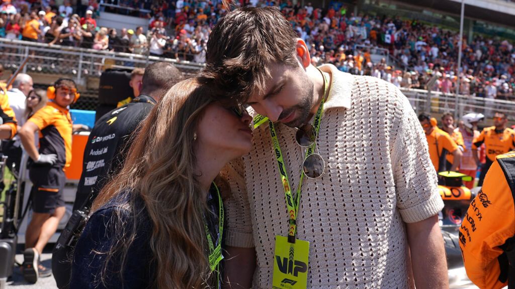  Clara Chía haciéndolo una confesión al oído a Piqué en Montmeló (Cordon Press)