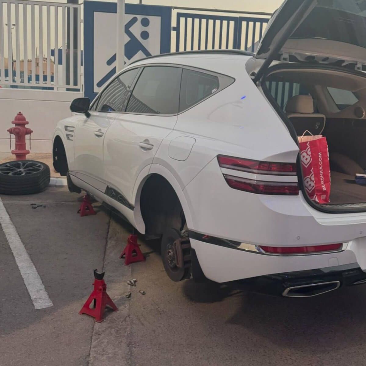  El coche de Renan Lodi tras la venganza de Neymar (Fuente: @neymarjr)