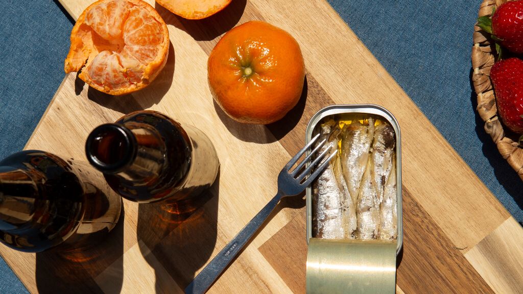 Mandarina, sardinas en aceite y dos botellines de cerveza