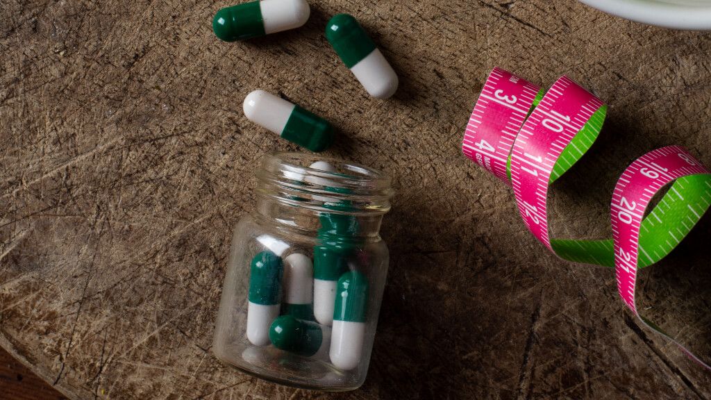  Imagen de archivo de unas pastillas en un bote de cristal junto con una cinta métrica (Foto: Freep