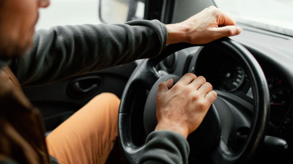 Hombre conduciendo un coche