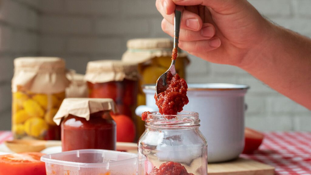  Persona elaborando una conserva de tomate triturado