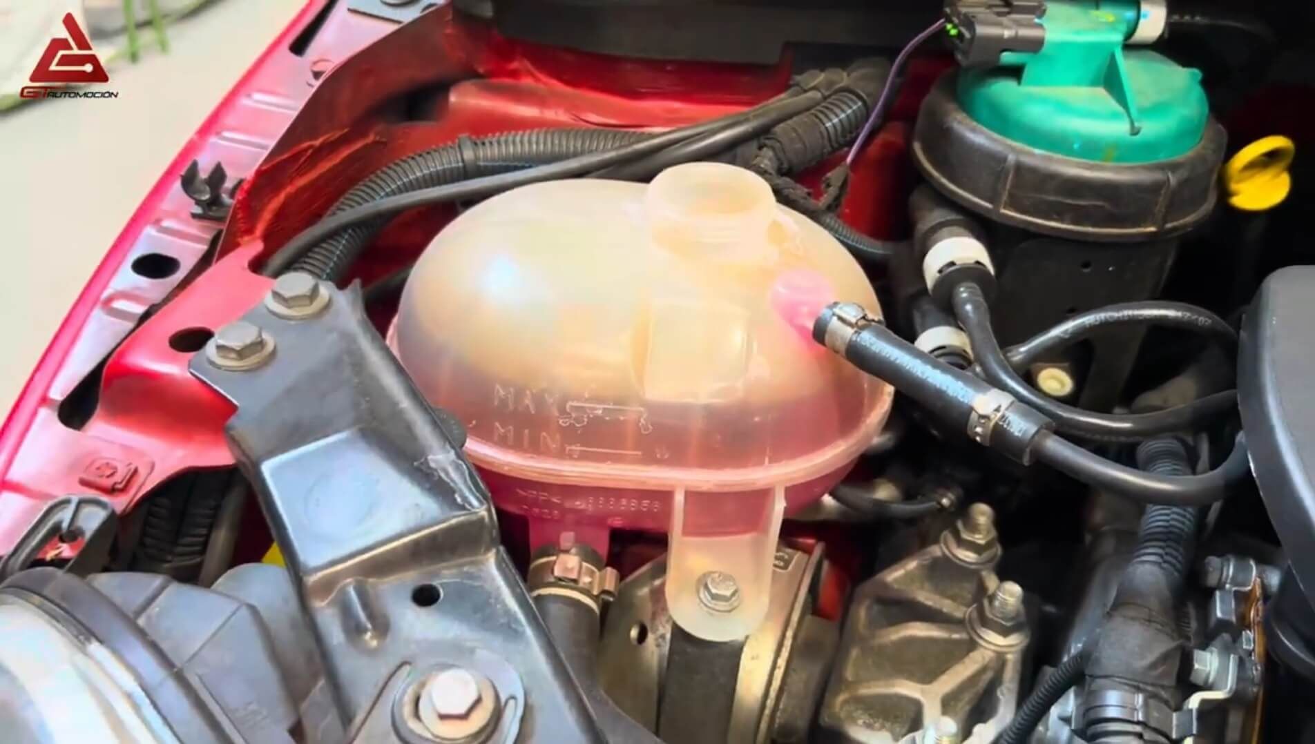  Contenedor de líquido refrigerante.