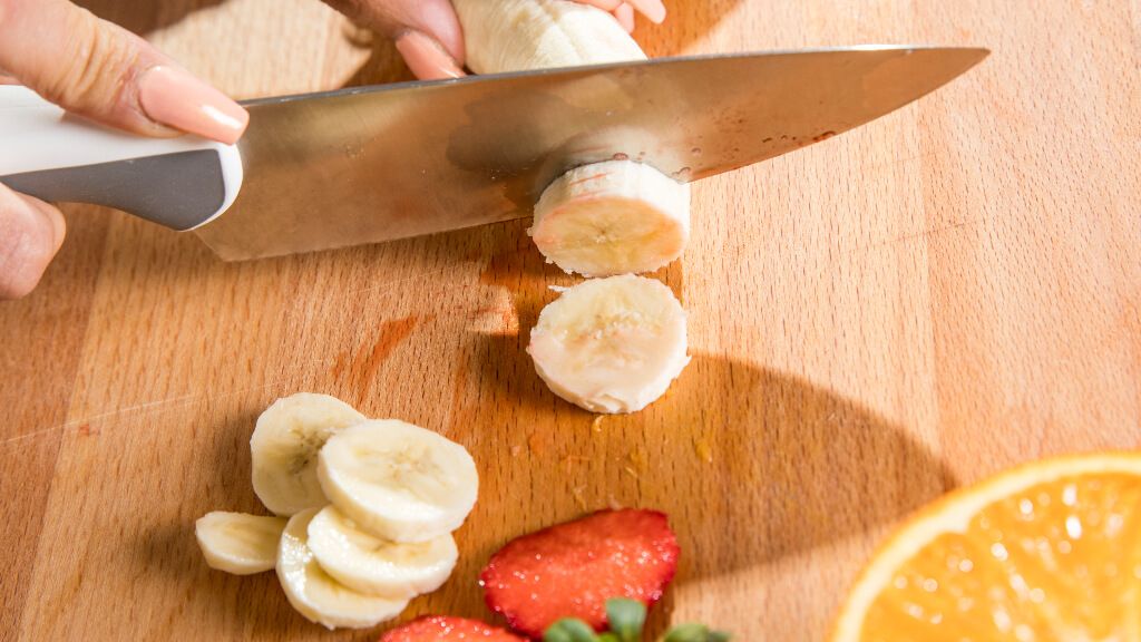  Mujer cortando un plátano