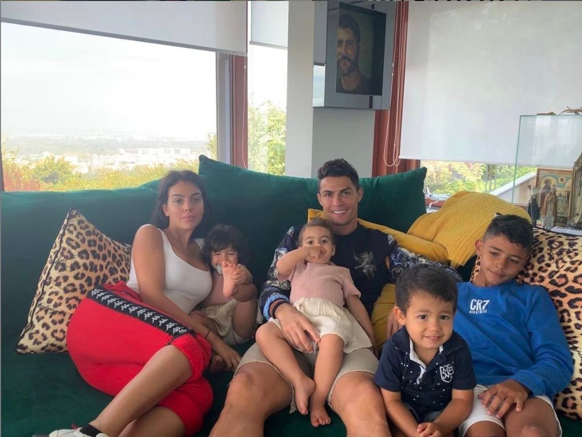  Cristiano Ronaldo y Georgina Rodríguez, con sus hijos.