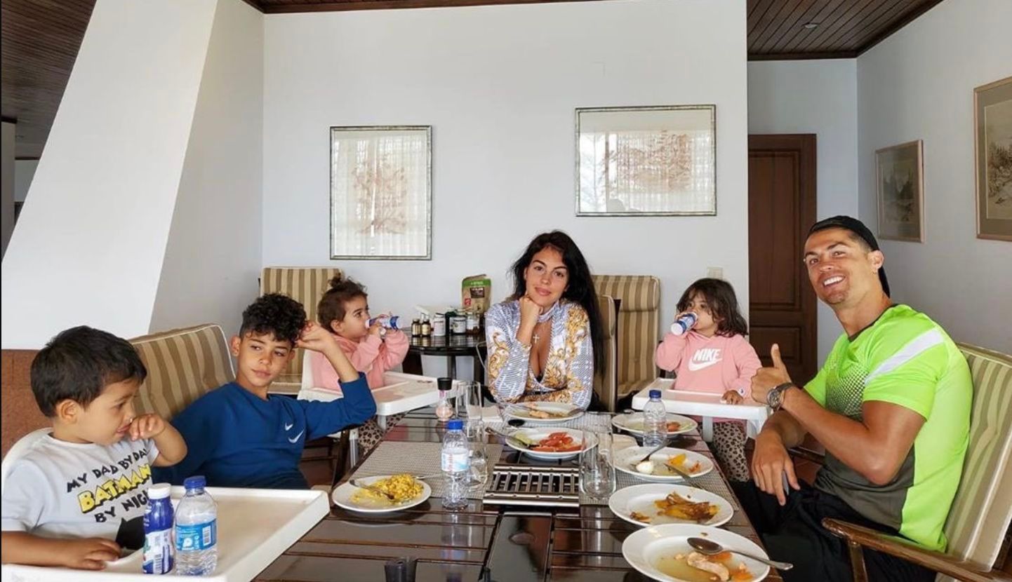  Cristiano Ronaldo y Georgina Rodríguez, comiendo con sus cuatro hijos.