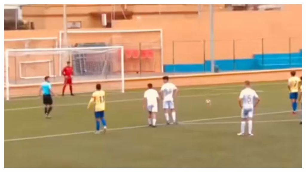  Cuádruple parada del portero del Ceuta B. (Fuente: @fodboldword)