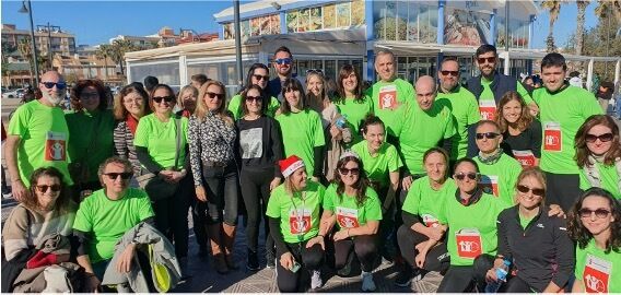Cuatro institutos de Valencia corren en la playa por los damnificados por la DANA