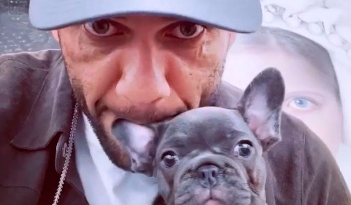  Dani Alves le come la oreja a su perro (Fotos: Instagram).