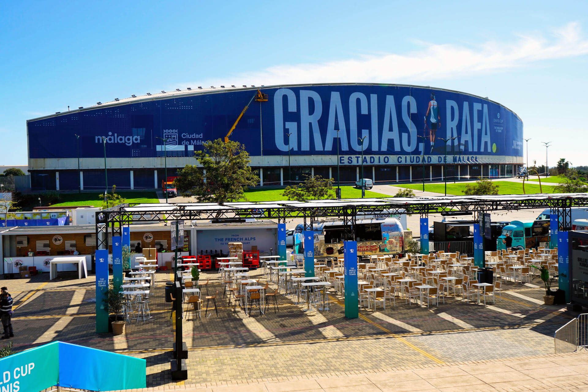  Exterior del estadio Ciudad de Málaga con la lona en homenaje a Rafa Nadal en la Copa Davis.