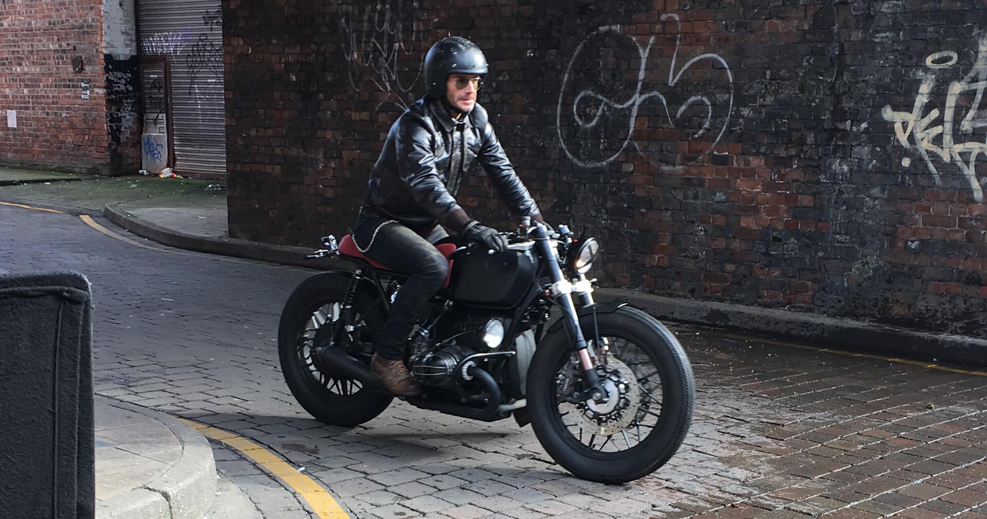  David Beckham, sobre una moto a medida de Cafe Racer Dreams (foto: Cafe Racer Dreams).