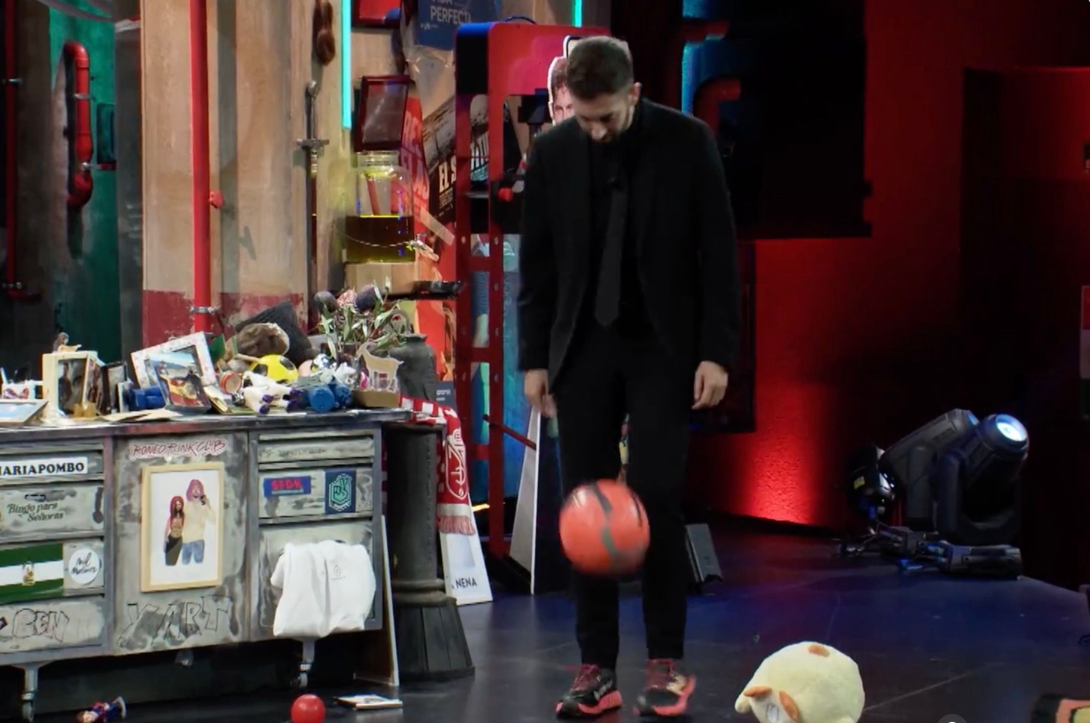  David Broncano, dando toques a una balón en 'La Resistencia'.