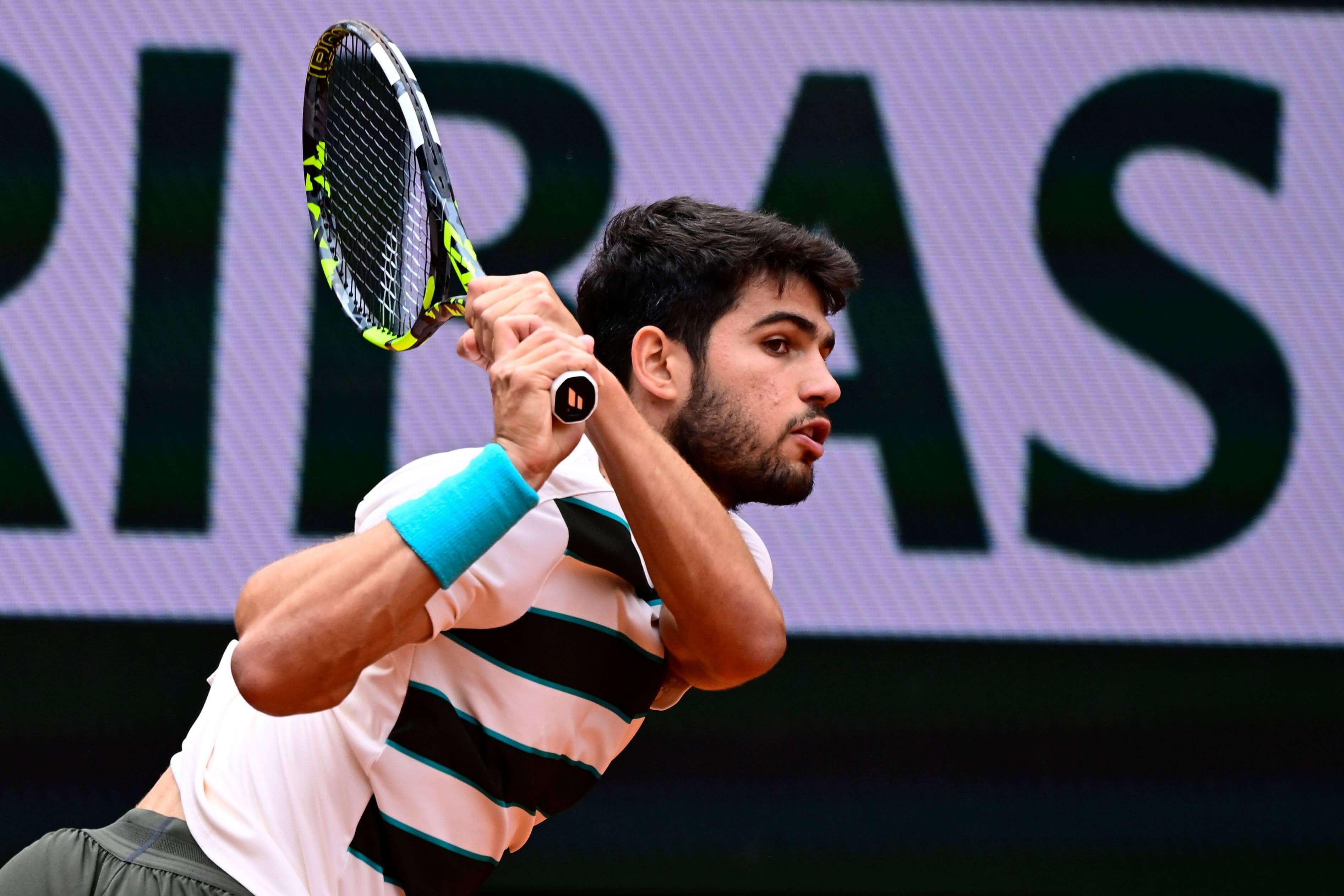 Carlos Alcaraz golpea la bola ante Zeppieri en Roland Garros.