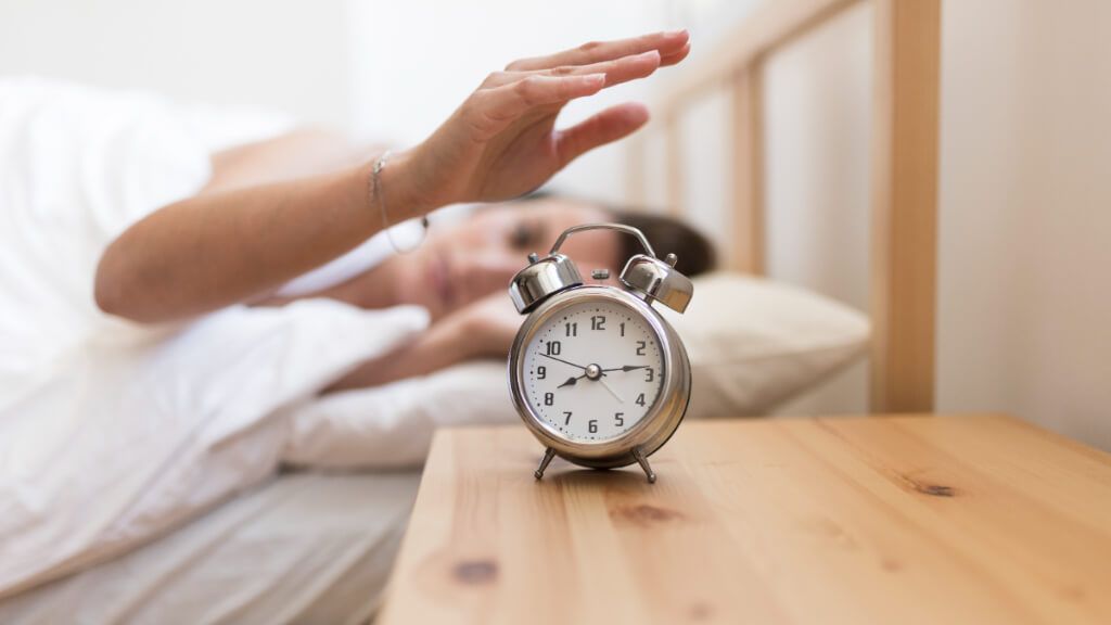 Mujer apagando un despertador