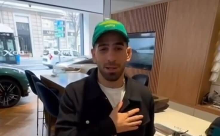  Topuria luce la gorra de Fernando Alonso.