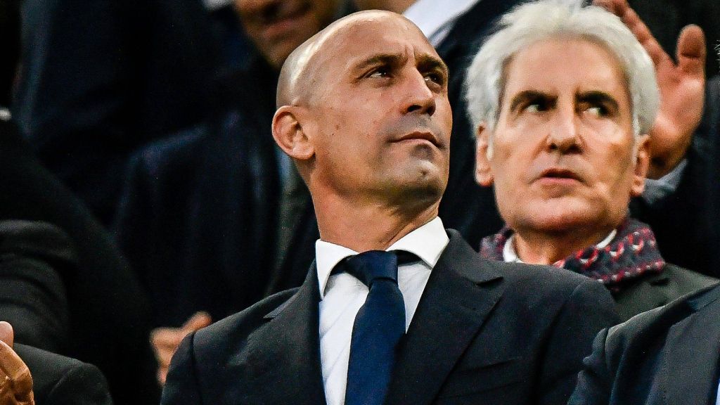 Luis Rubiales en el palco de un estadio de fútbol