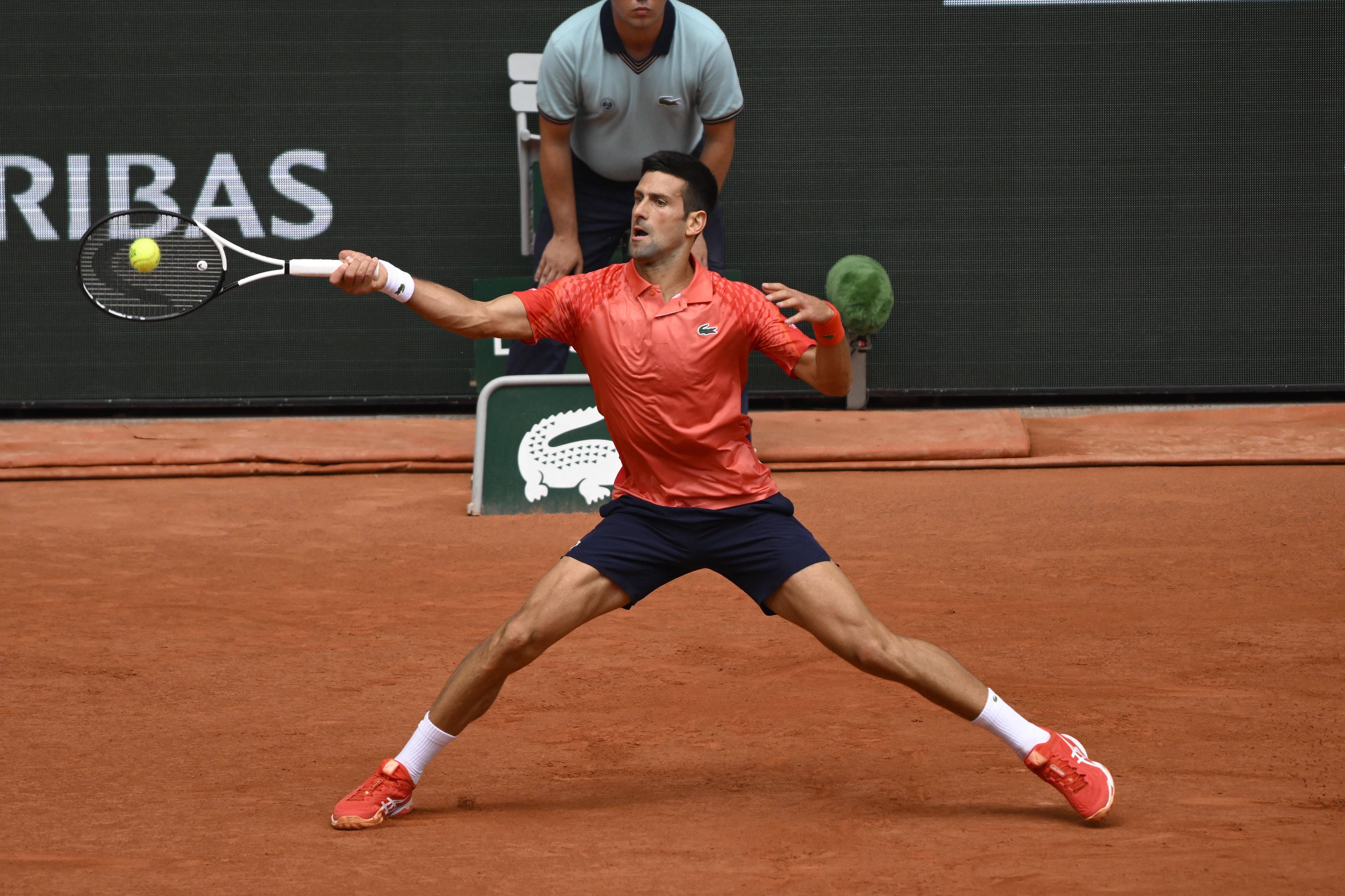  Djokovic devuelve una pelota a Ruud (FOTO: Cordón Press).