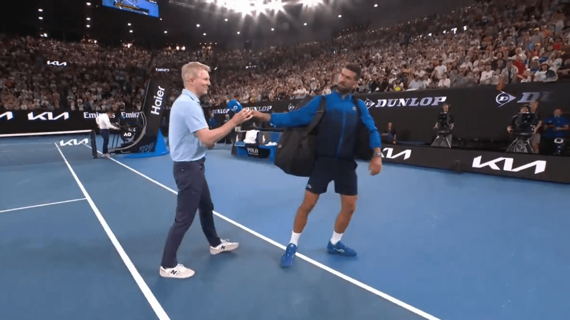  Novak Djokovic no quiso hacer la entrevista a pie de pista con Tom Jones en Australia.