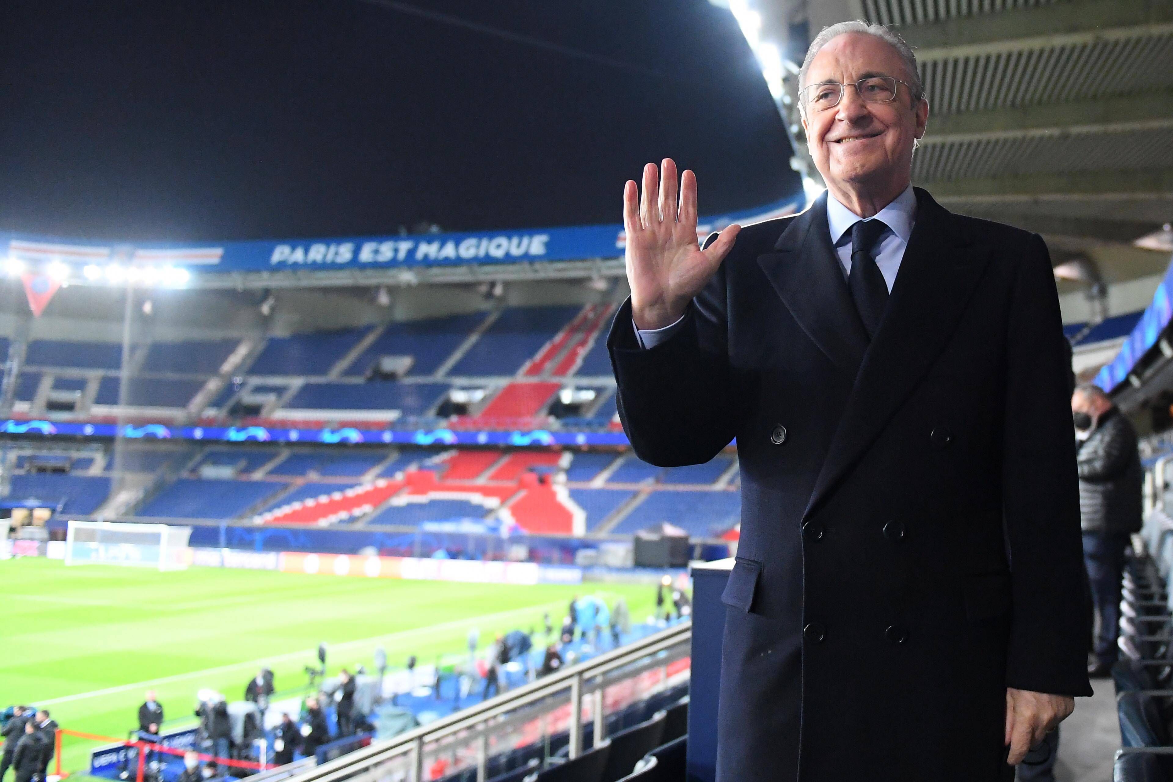 Florentino Pérez posa en el Parque de los Príncipes.