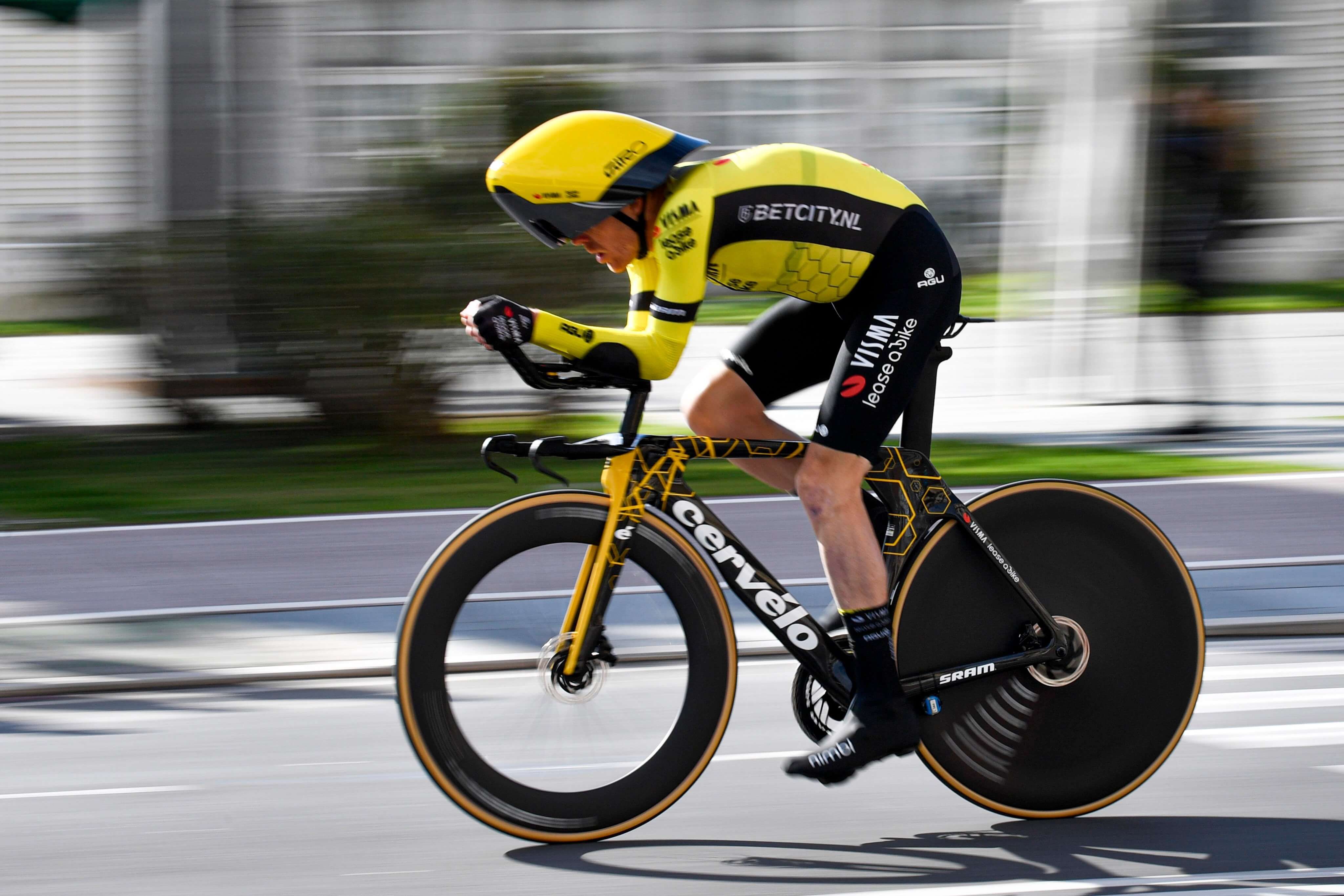 Dylan Groenewegen, corredor del Team Visma Leasea a Bike, con el nuevo casco. (Foto: @vismaleaseabi