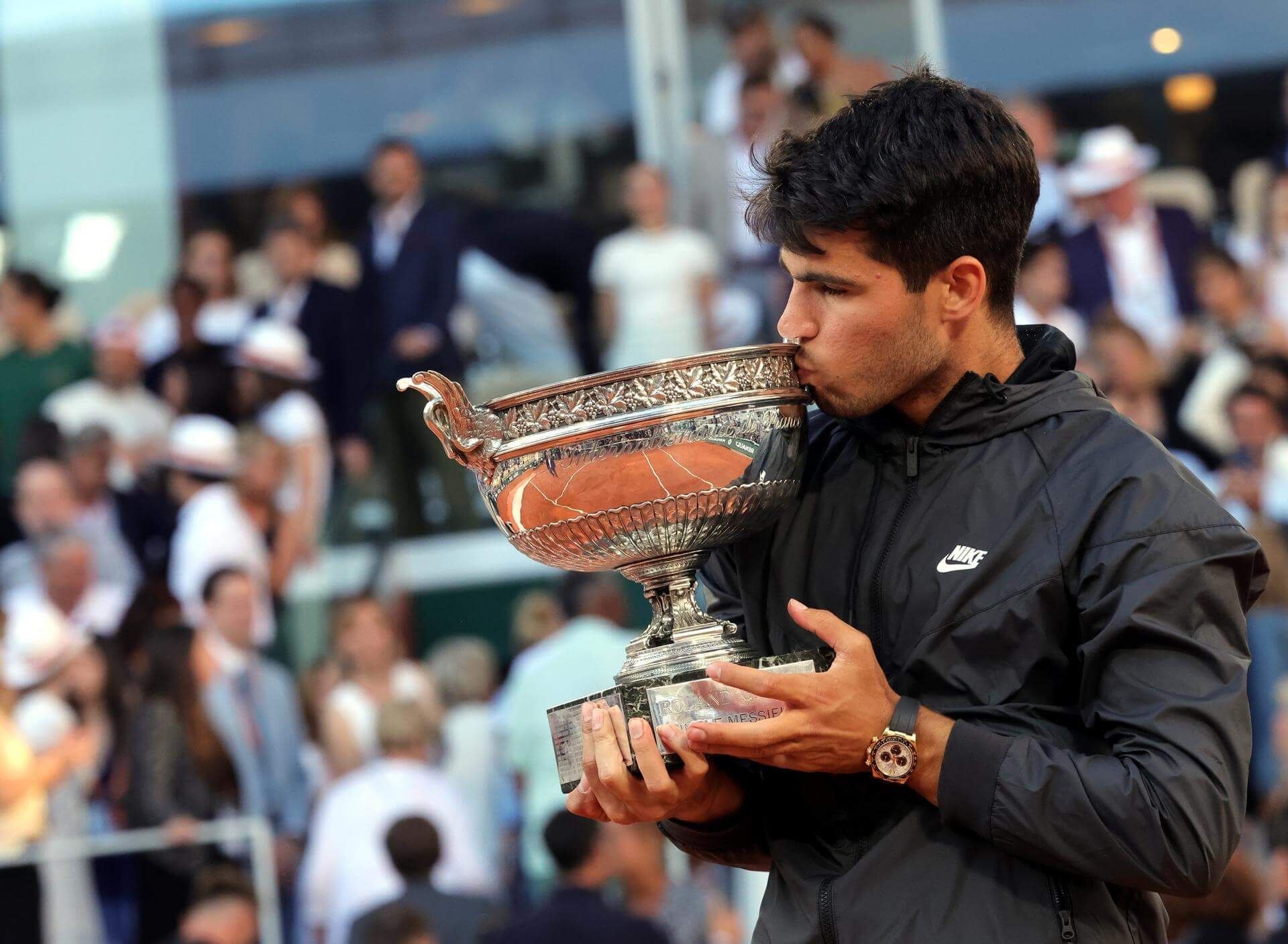  Carlos Alcaraz besando el trofeo de Roland Garros 2024.