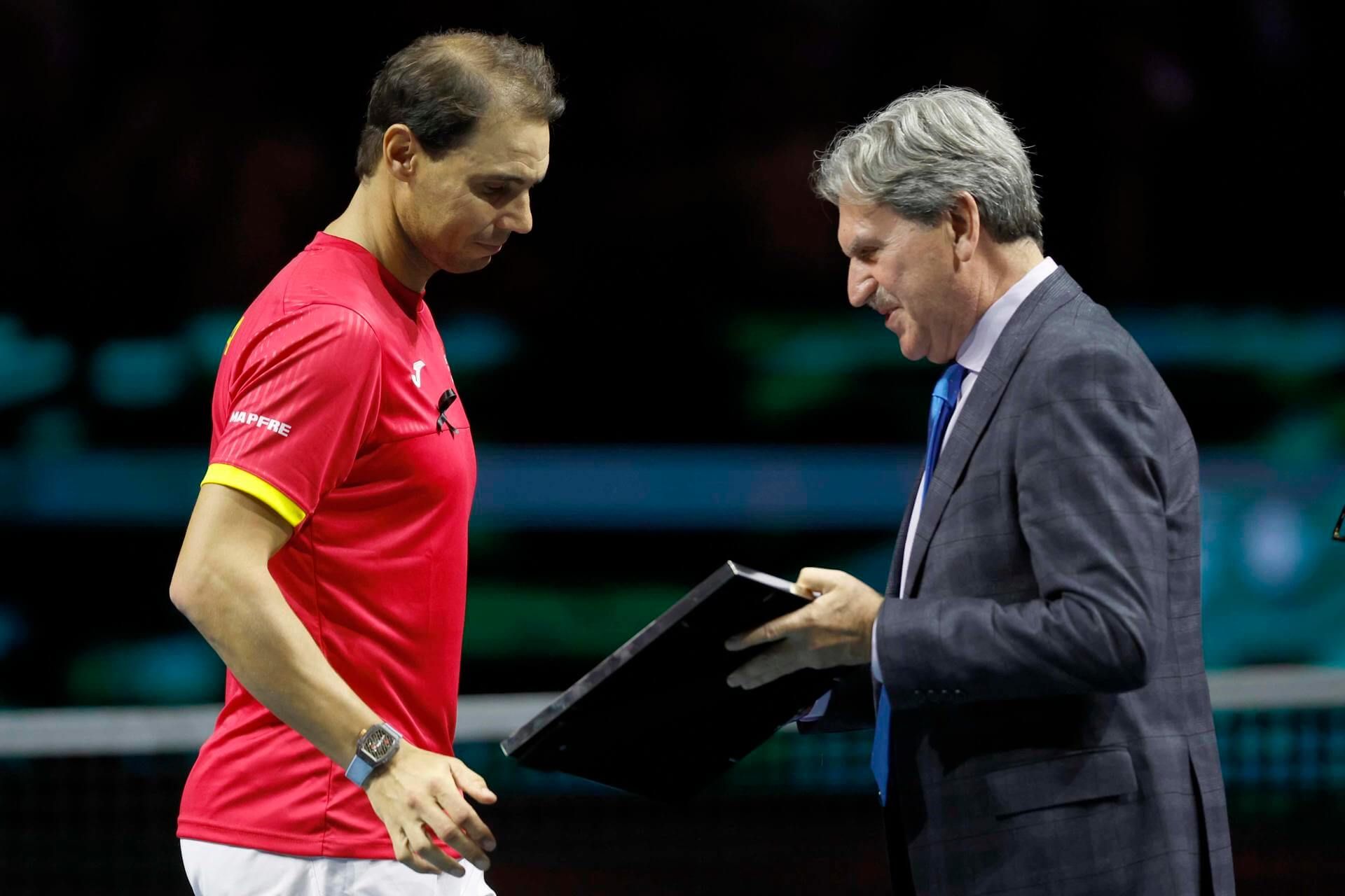  Nadal recibe un obsequio de recuerdo del presidente de la ITF, David Haggerty..