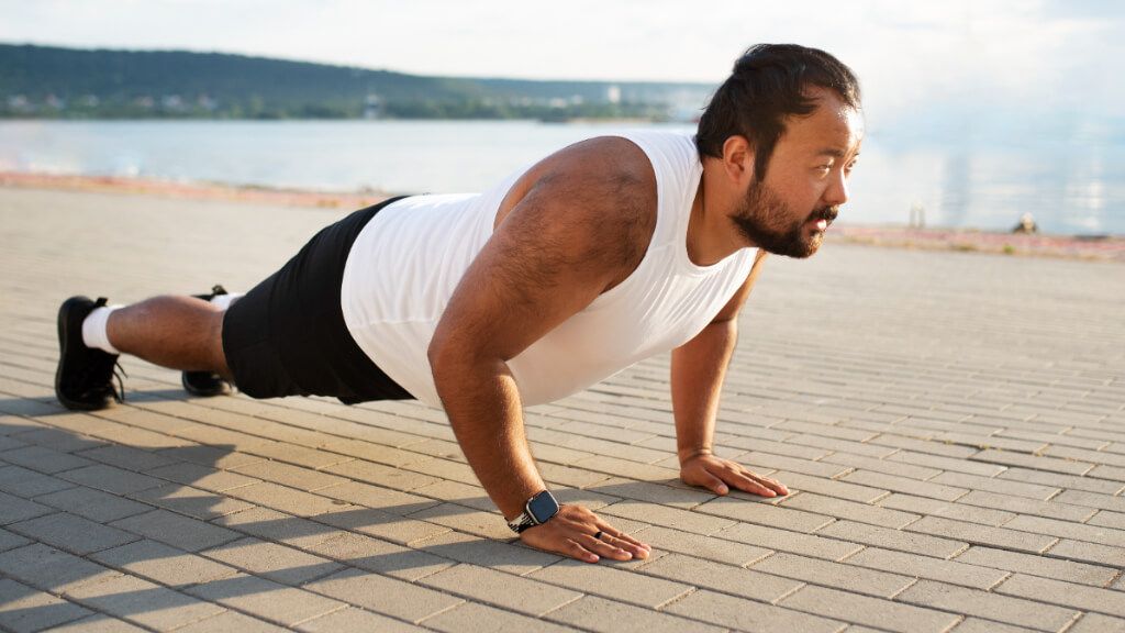Hombre haciendo ejercicio físico al aire libre