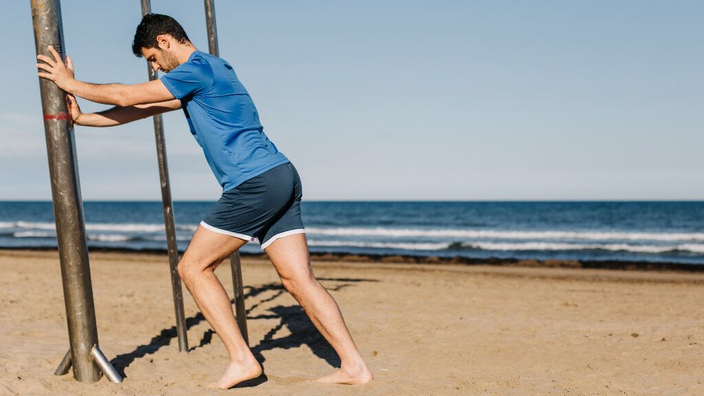  Hombre haciendo ejercicio físico en la playa