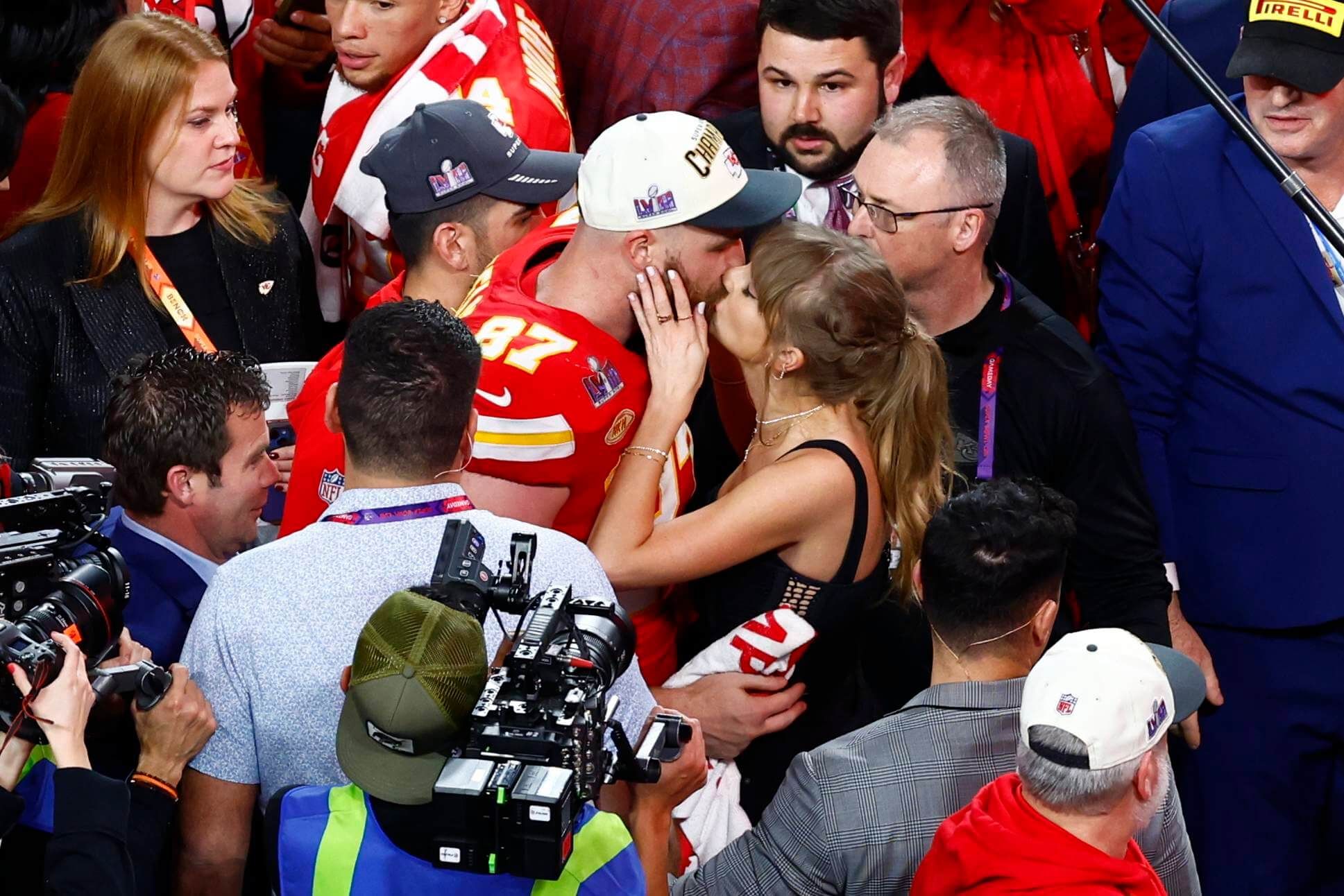 El beso de Taylor Swift y Travis Kelce para celebrar la Super Bowl.