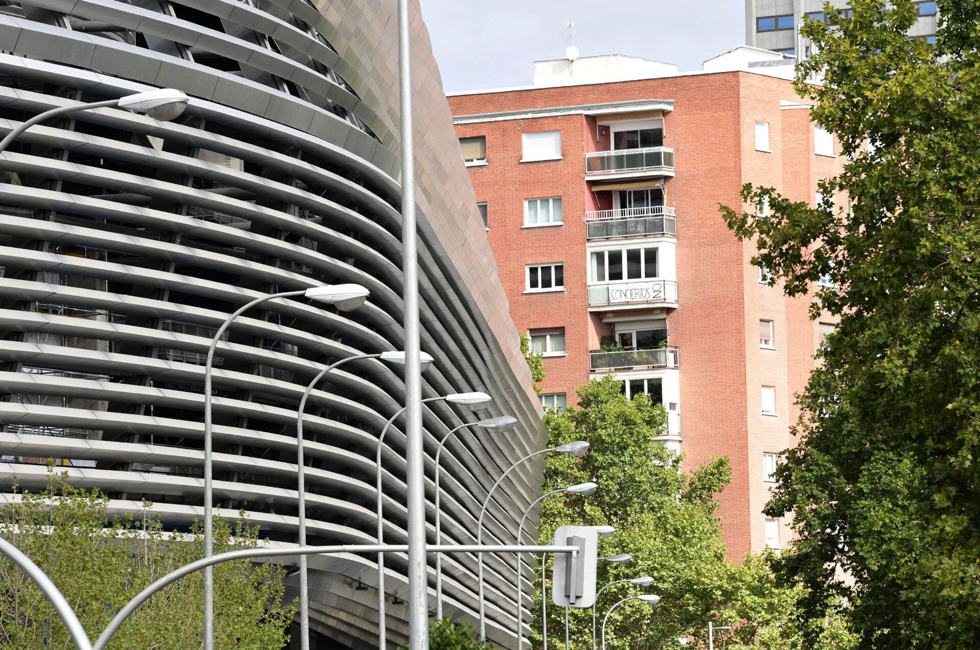 El Estadio Santiago Bernabéu, ante los pisos del barrio de Chamartín.