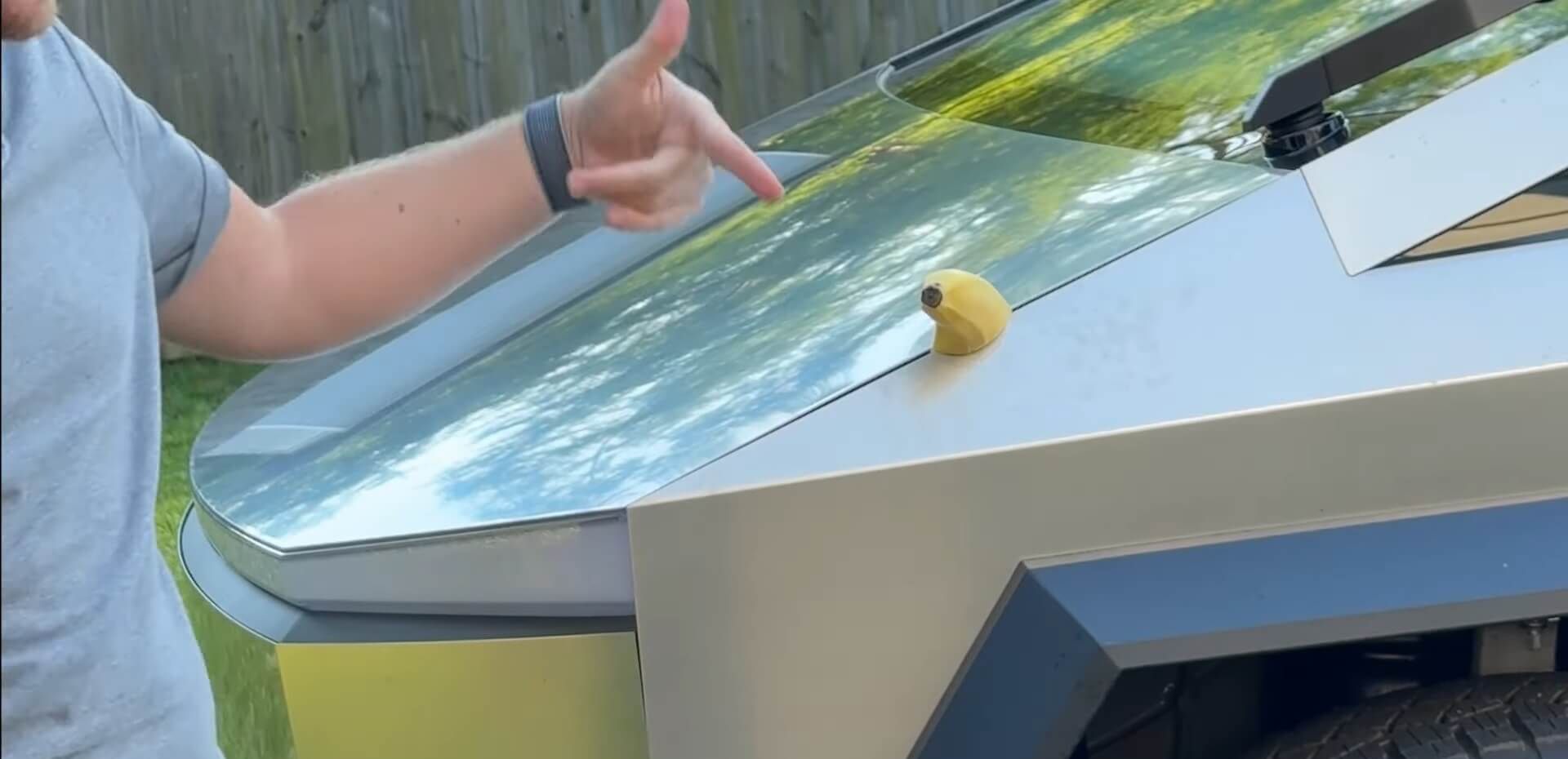  El Tesla partió un plátano a pesar de la actualización.