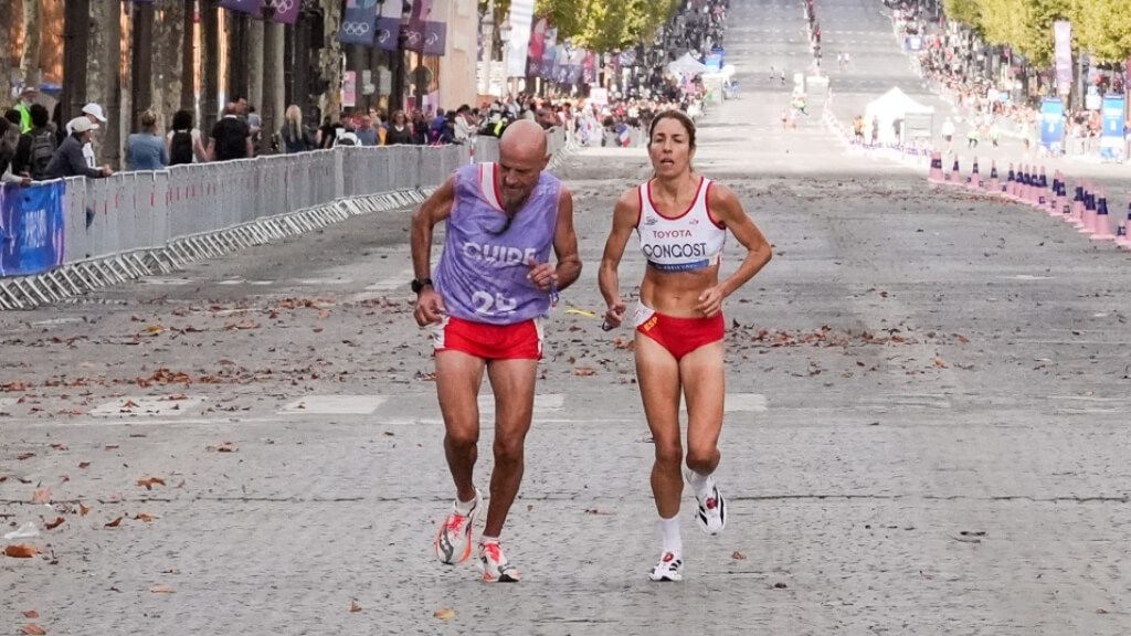  Elena Congost y su guía Mia Carol durante el maratón de Paris 2024 (Europa Press)
