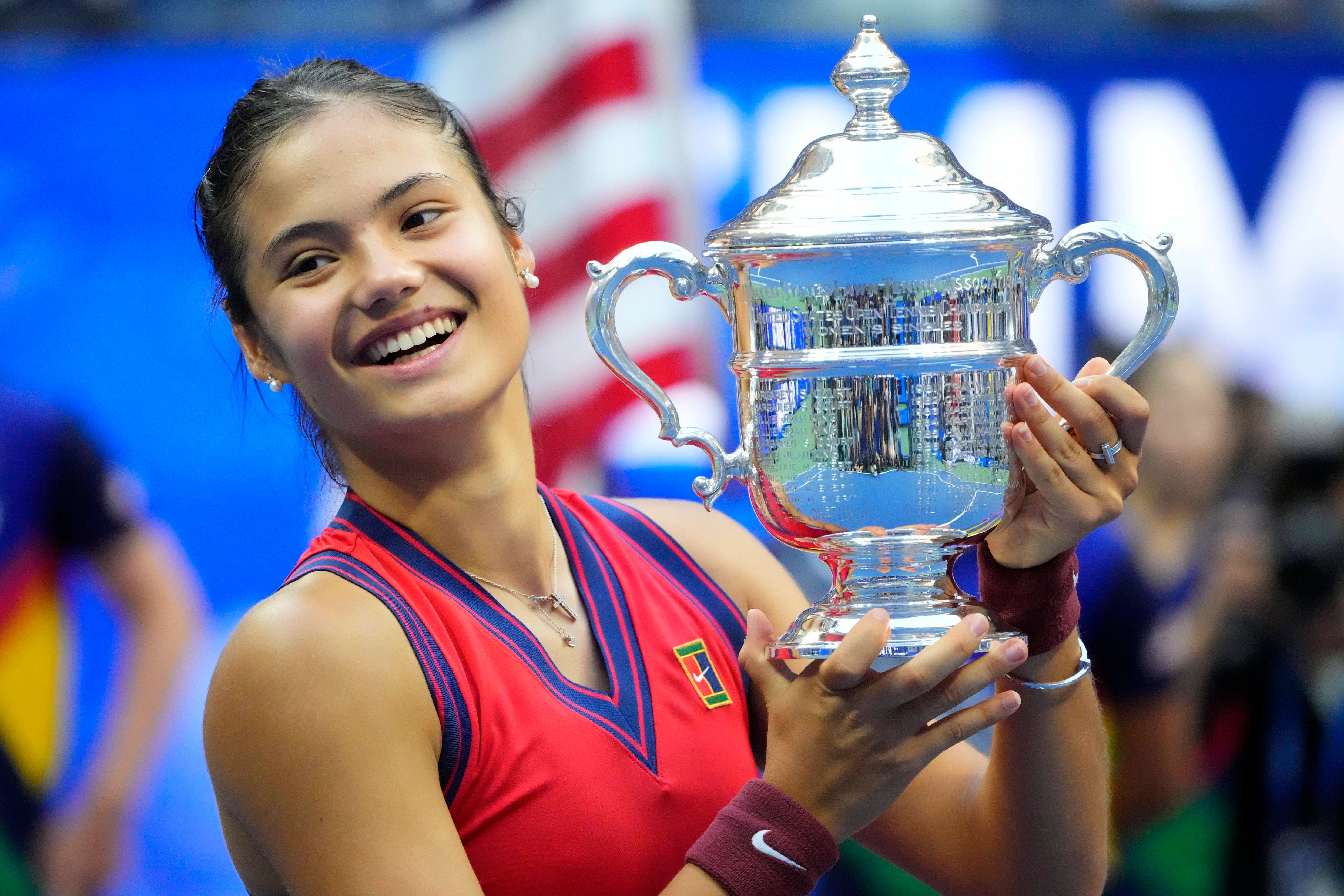  Emma Raducanu celebra su corona en el US Open en 2021.