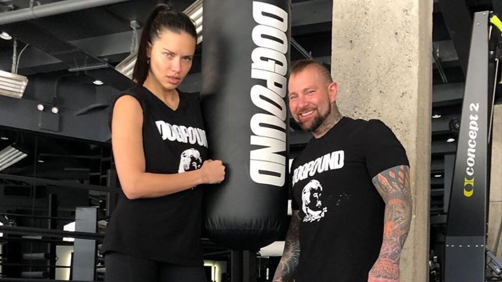 Kirk Myers junto con la modelo Adriana Lima (@kirkmyersfitness)
