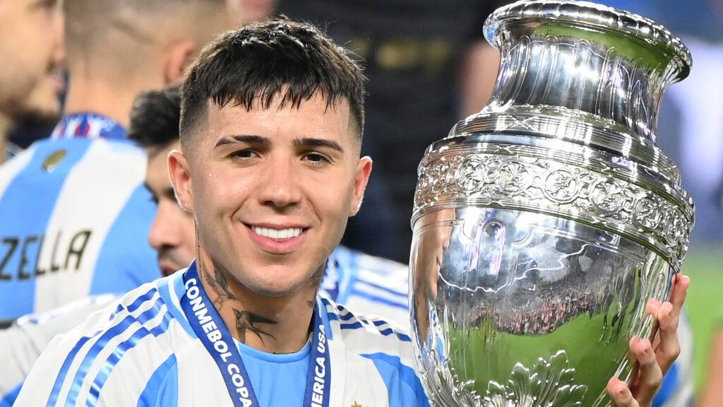  Enzo Fernández posa con la Copa América.