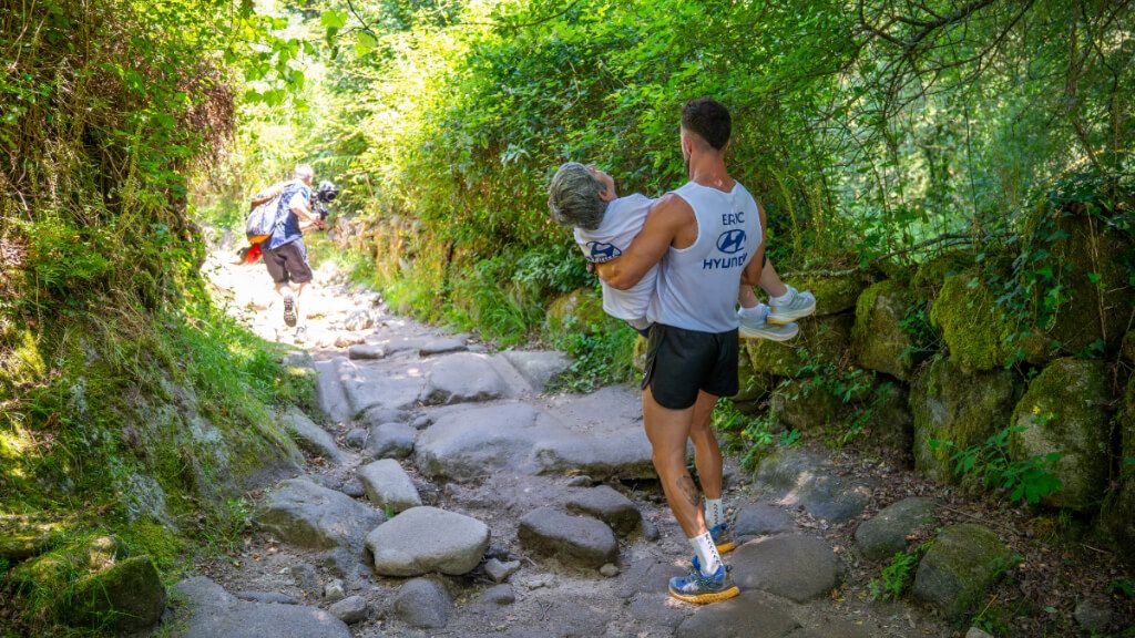 Eric llevando en brazos a su madre en una etapa difícil del Camino