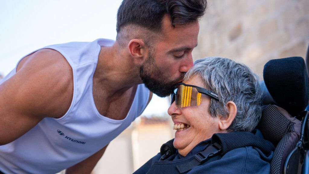 Eric Domingo dando un beso a su madre en el Camino de Santiago