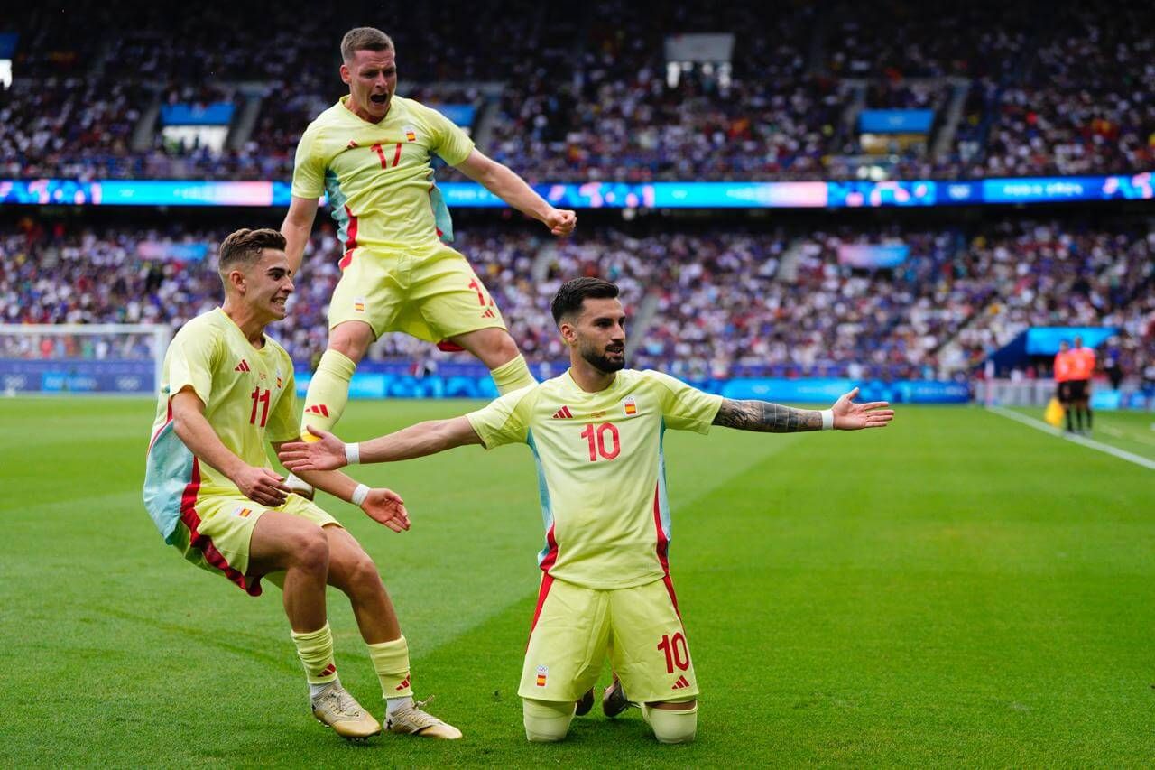 Fermín López y Álex Baena celebran un gol en el España-Francia.