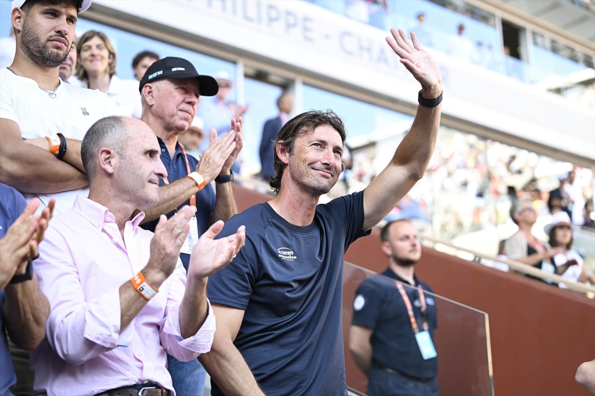 Juan Carlos Ferrero saluda desde la grada de la Philippe Chatrier