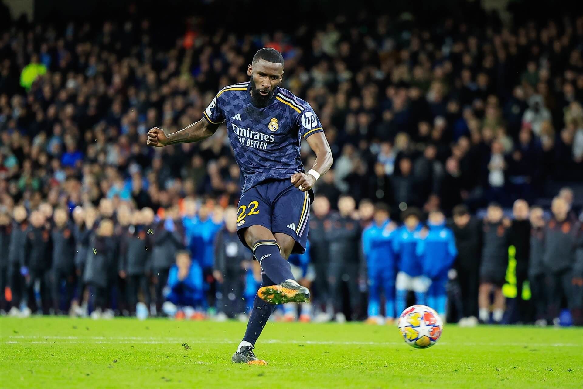  Rüdiger durante el lanzamiento del definitivo penalti en Manchester